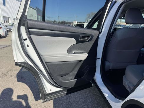 Certified 2022 Toyota Highlander L image 20