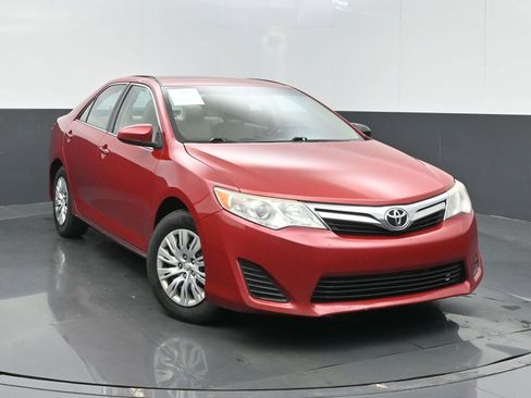Used 2014 Toyota Camry LE image 2