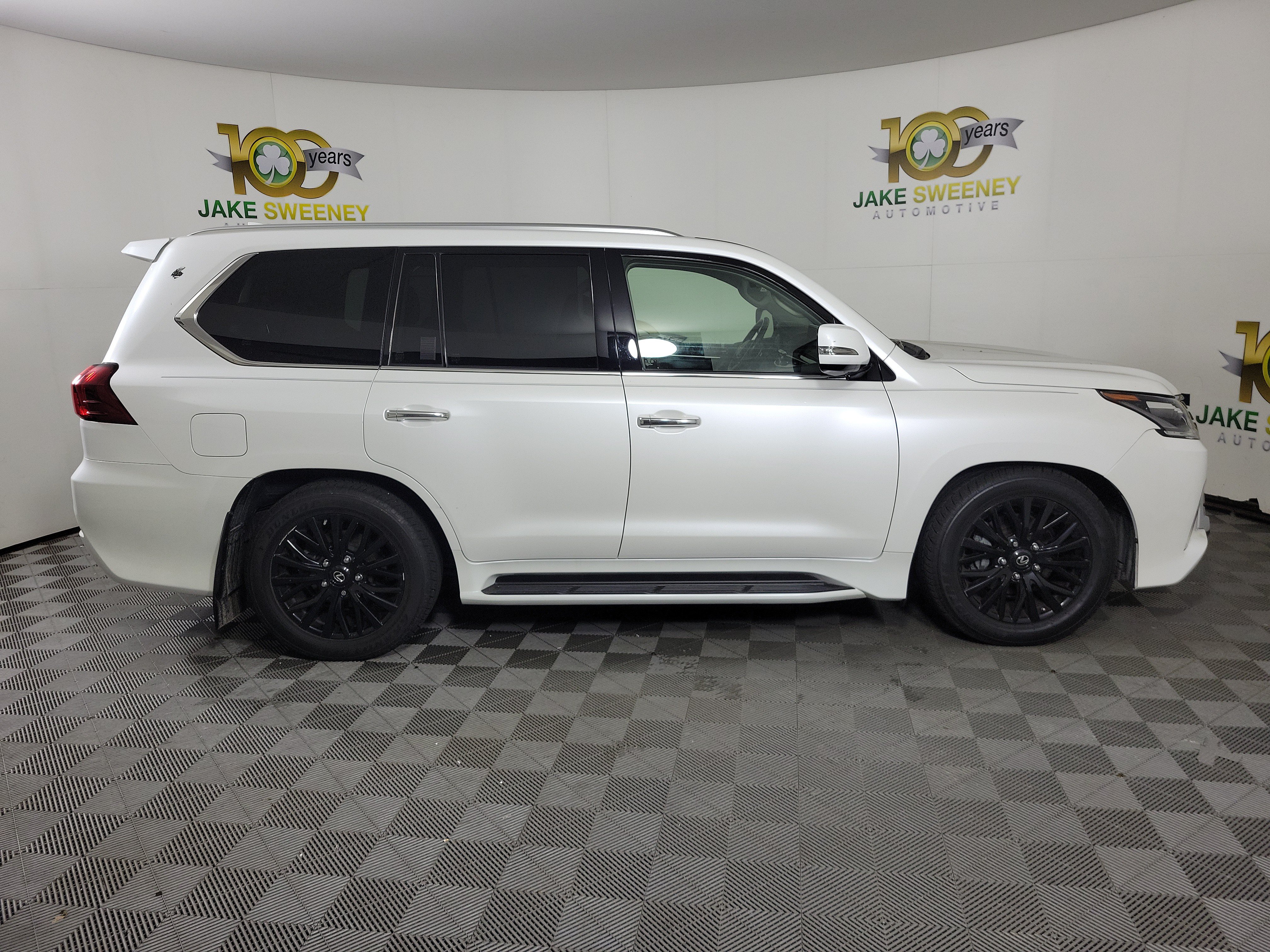 Used 2017 Lexus LX 570 4WD w/ Luxury Package image 4
