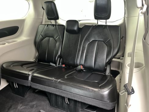 Used 2024 Chrysler Pacifica Touring-L image 12