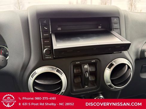 Used 2016 Jeep Wrangler Unlimited Sahara w/ Connectivity Group image 18