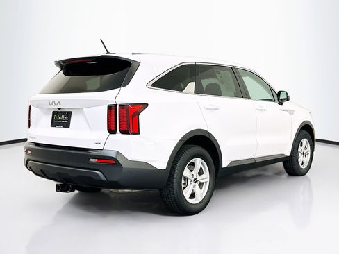 Used 2023 Kia Sorento LX image 9