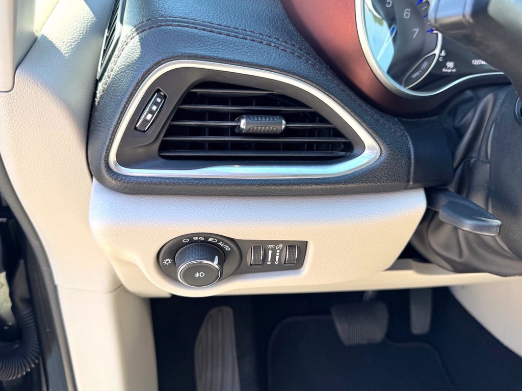 Used 2020 Chrysler Pacifica Limited FWD image 28