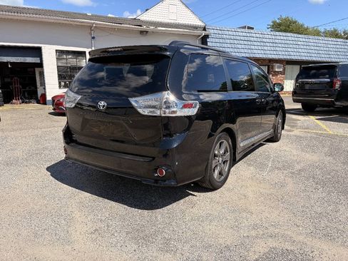 Used 2017 Toyota Sienna SE Premium FWD image 9