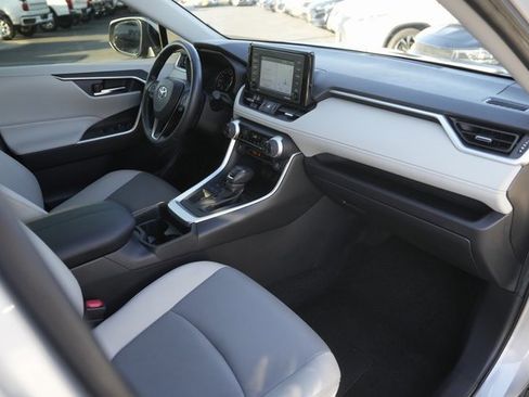 Used 2020 Toyota RAV4 XLE Premium image 18
