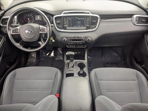 Used 2019 Kia Sorento LX w/ LX Convenience Package image 18