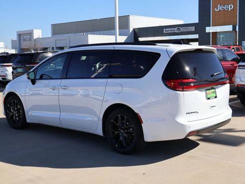 New 2026 Chrysler Pacifica Select image 5