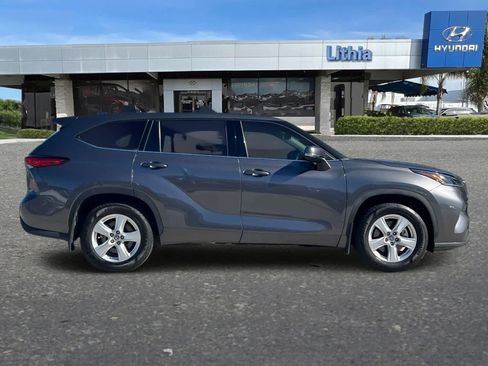 Used 2021 Toyota Highlander L FWD image 9