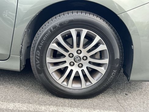 Used 2018 Toyota Sienna XLE FWD image 10
