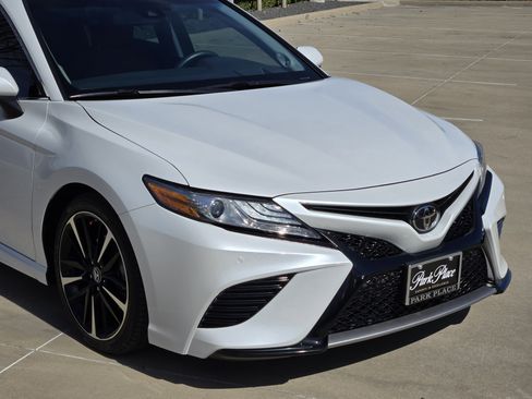 Used 2018 Toyota Camry XSE image 7