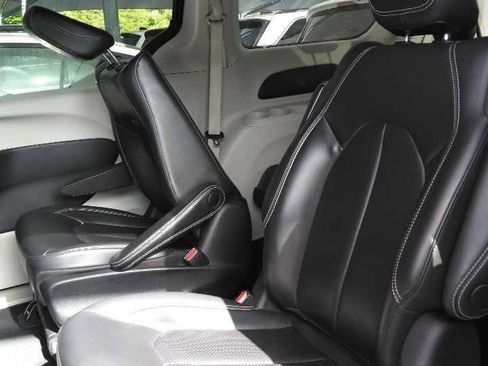 Used 2023 Chrysler Pacifica Touring-L FWD image 8