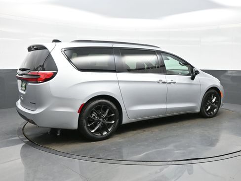 New 2026 Chrysler Pacifica Limited w/ S Appearance Package image 6