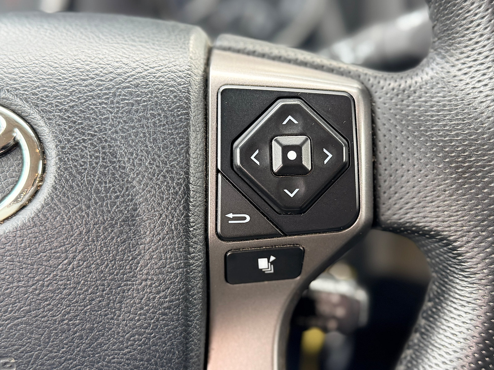 Used 2016 Toyota Tacoma SR5 w/ SR5 Appearance Package (SN) AWD/4WD image 21