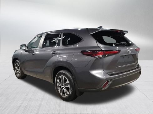 Used 2024 Toyota Highlander XLE image 5