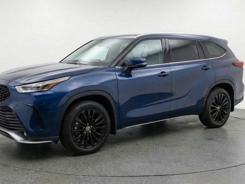 Used 2025 Toyota Highlander XSE image 3