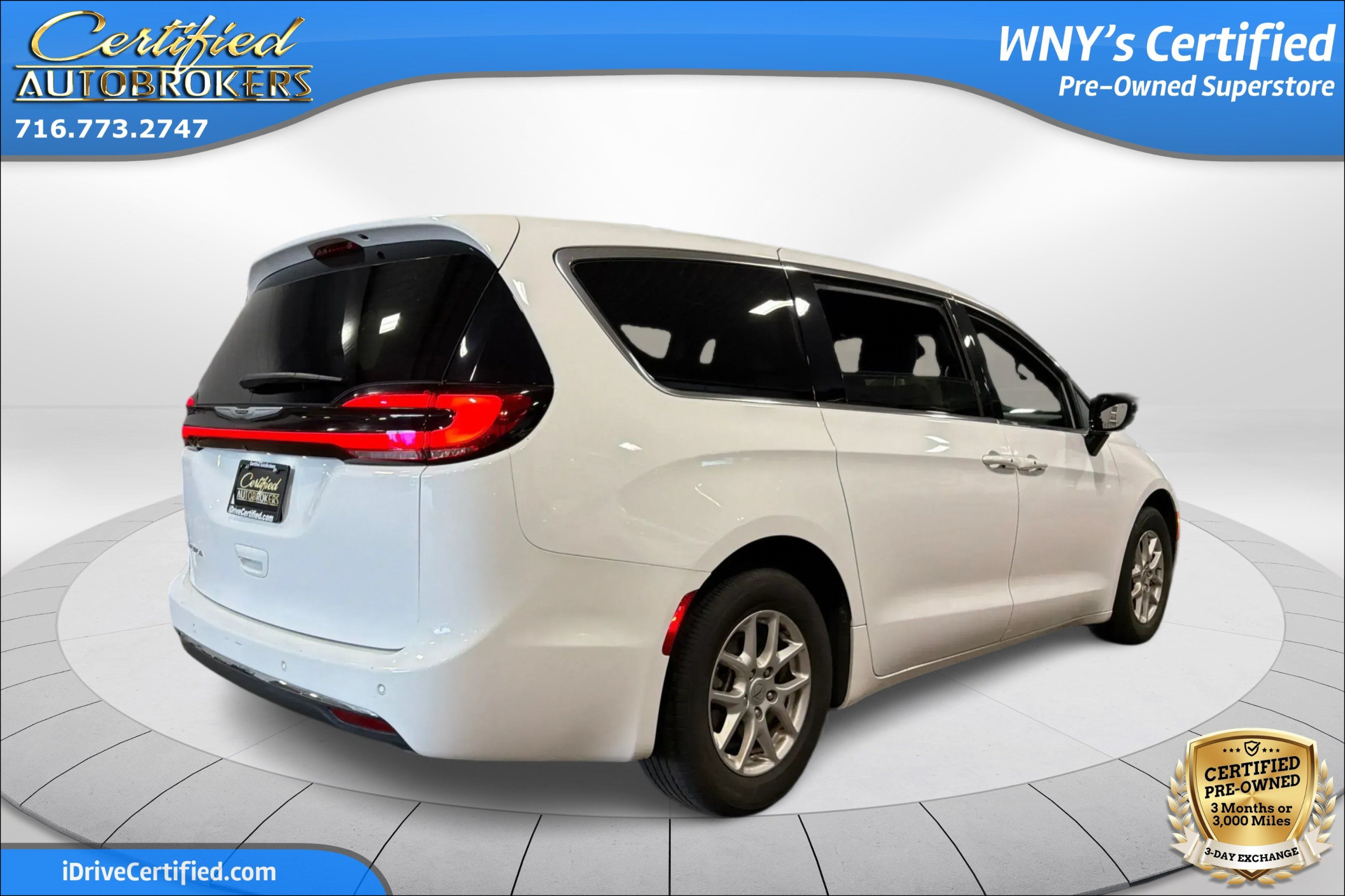 Used 2025 Chrysler Pacifica Select FWD image 6