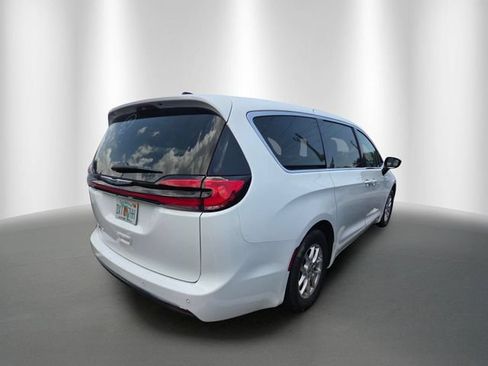 Used 2024 Chrysler Pacifica Touring-L FWD image 4