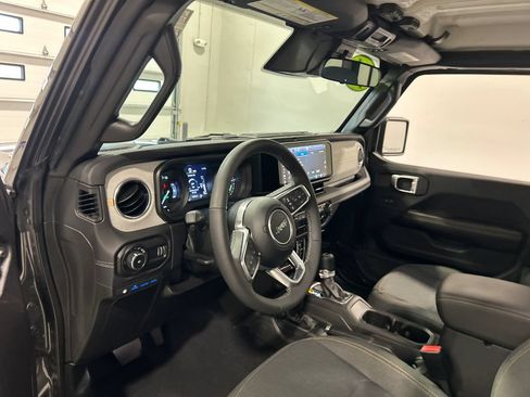Used 2025 Jeep Wrangler Unlimited Sahara AWD/4WD image 17