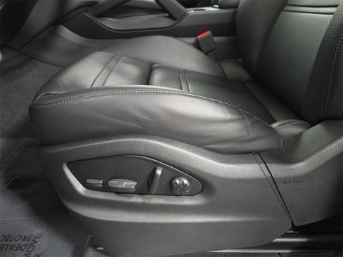 Used 2025 Porsche Cayenne image 23