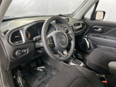 Used 2022 Jeep Renegade Latitude AWD/4WD image 9