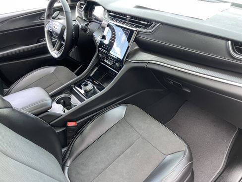 New 2025 Jeep Grand Cherokee Altitude image 28