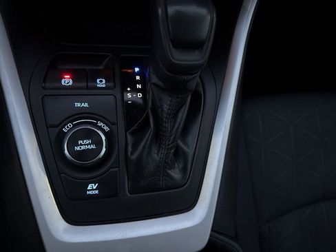 Used 2020 Toyota RAV4 XLE image 31