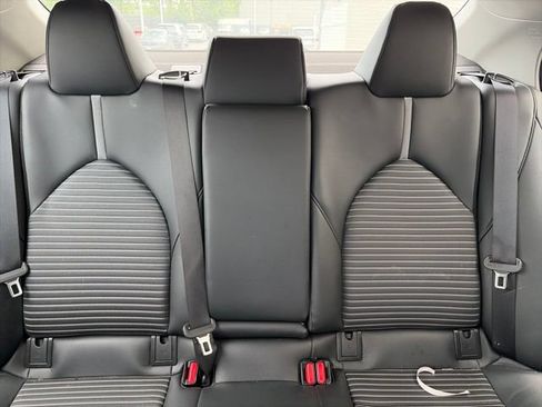 Used 2022 Toyota Camry SE FWD image 5