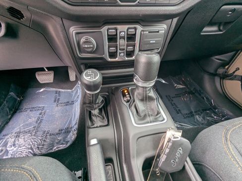 Certified 2025 Jeep Gladiator Sport image 23