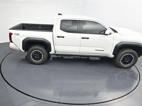 Used 2024 Toyota Tacoma TRD Off-Road AWD/4WD image 31