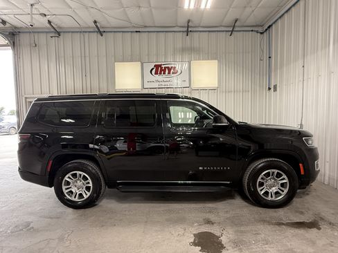 Used 2024 Jeep Wagoneer 4WD image 2