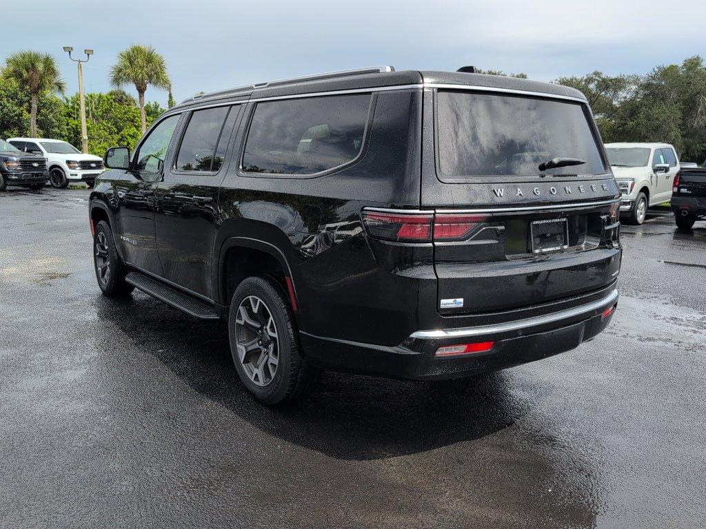 Used 2024 Jeep Wagoneer L Series III w/ Flexible Seating Group AWD/4WD image 4