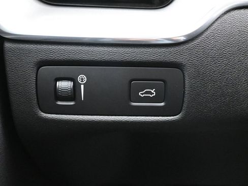 Used 2019 Volvo XC60 T6 Momentum w/ Multimedia Package image 25