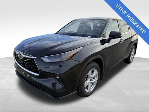 Used 2024 Toyota Highlander LE image 3