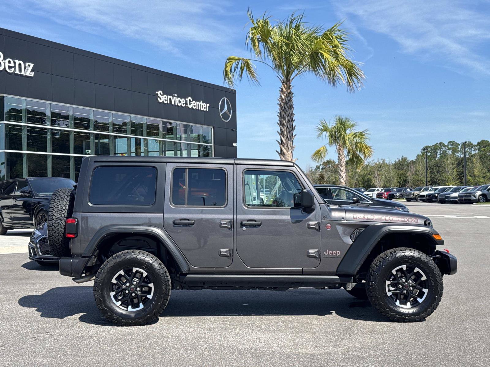 Used 2025 Jeep Wrangler Unlimited Rubicon w/ Convenience Group AWD/4WD image 2