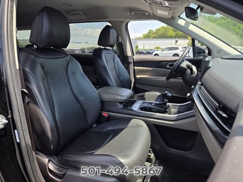 Used 2025 Kia Carnival FWD image 16