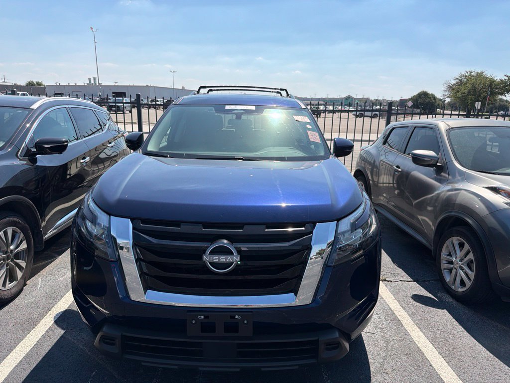 Used 2025 Nissan Pathfinder SV FWD image 2