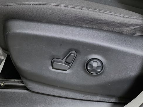 Used 2023 Chrysler Voyager LX image 16