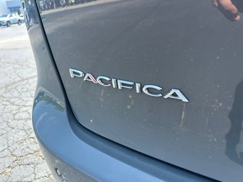 Used 2025 Chrysler Pacifica Select FWD image 12