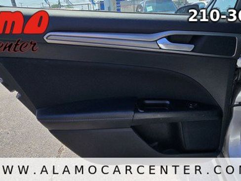 Used 2017 Ford Fusion SE image 33