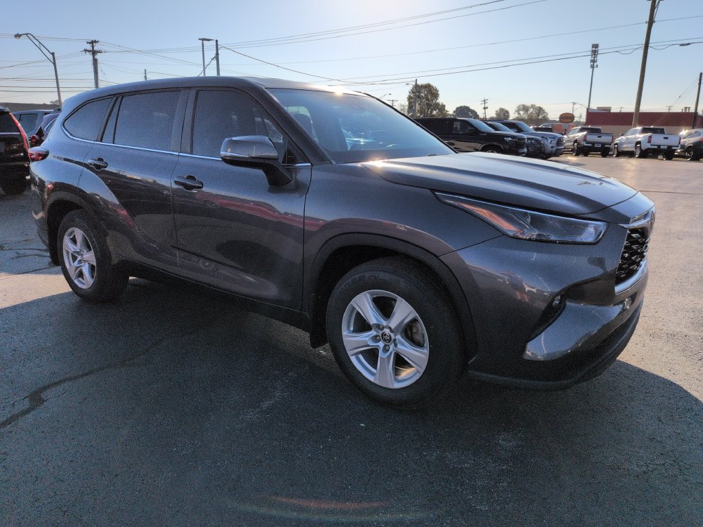 Used 2023 Toyota Highlander LE AWD/4WD image 7