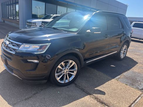 Used 2018 Ford Explorer XLT w/ Equipment Group 202A FWD image 2
