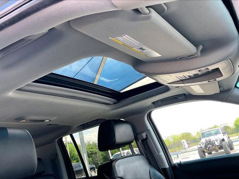 Used 2019 Chevrolet Suburban LT image 14