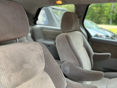 Used 2010 Toyota Sienna LE FWD image 27