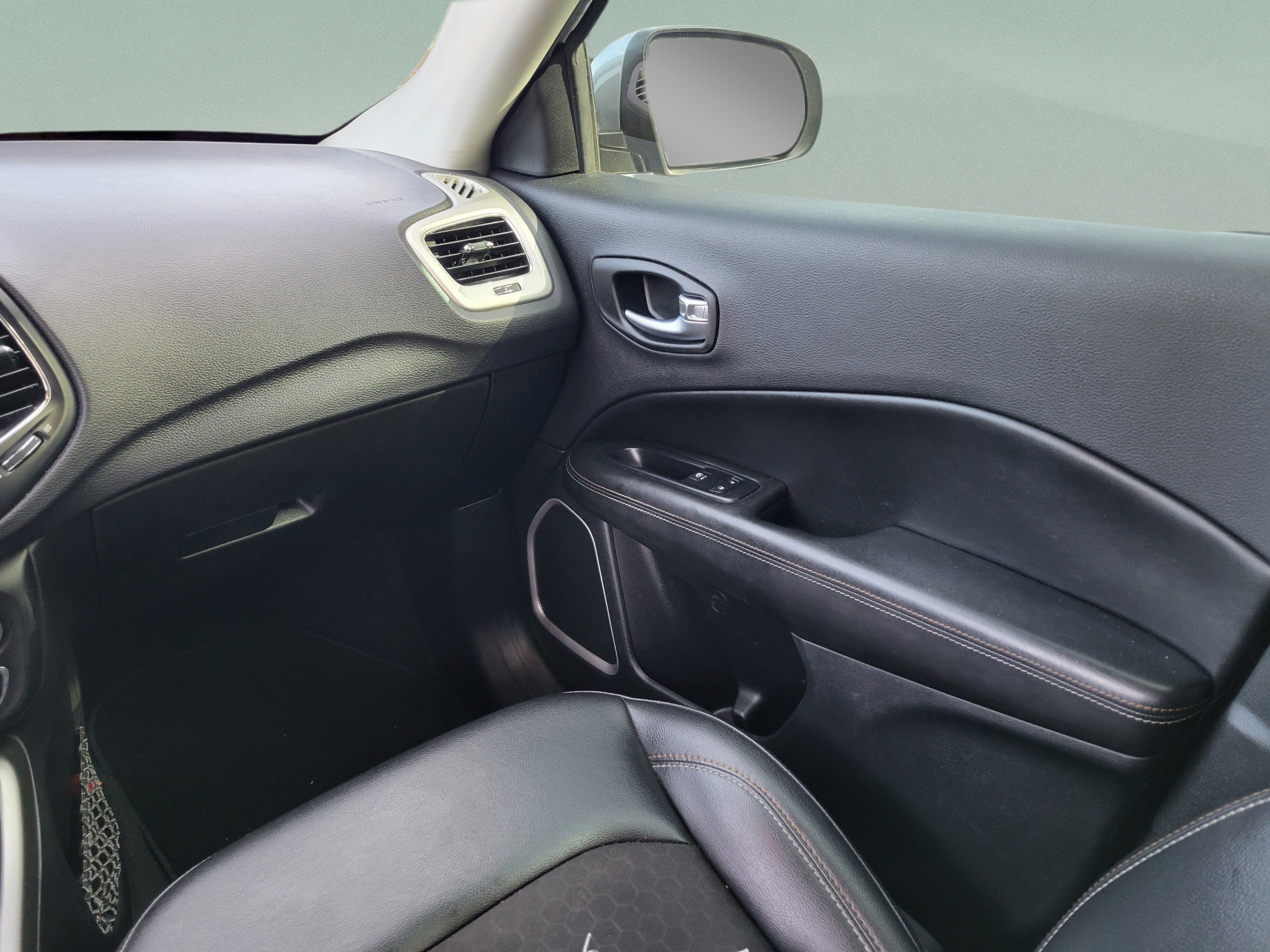 Used 2019 Jeep Compass Latitude FWD image 14