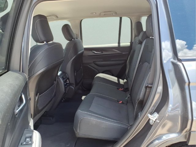 Used 2023 Jeep Grand Cherokee Laredo AWD/4WD image 22