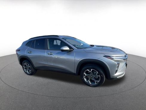 Used 2025 Chevrolet Trax LT image 2