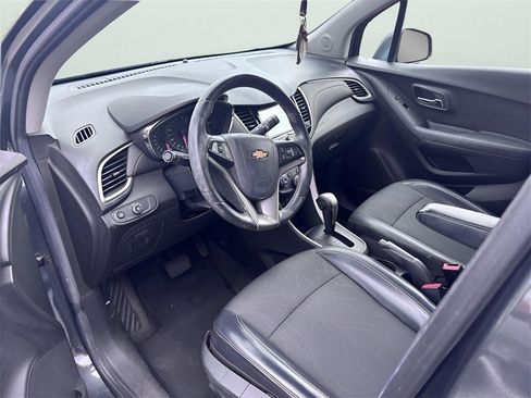 Used 2017 Chevrolet Trax LT w/ LT Convenience Package image 3