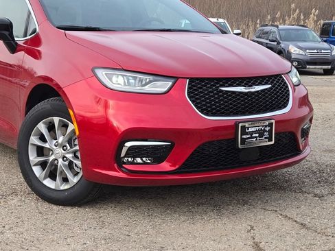 New 2026 Chrysler Pacifica Select AWD/4WD image 4