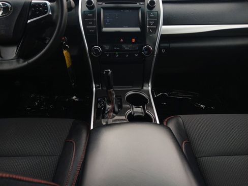 Used 2017 Toyota Camry SE image 11