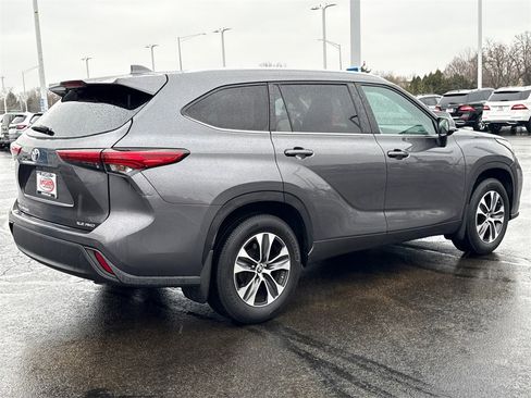 Used 2023 Toyota Highlander XLE image 11
